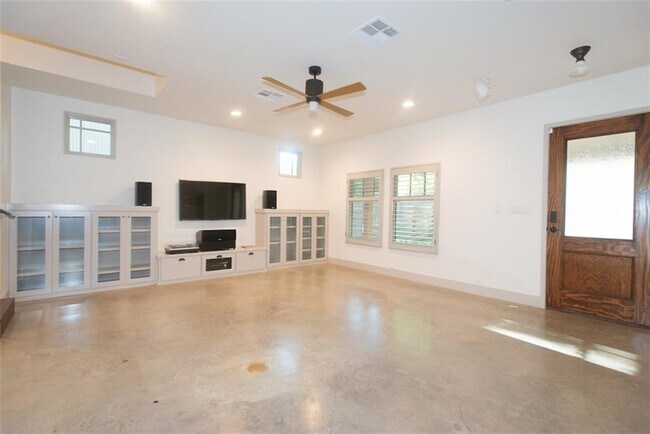 Building Photo - 610 W Live Oak St