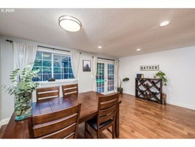 Building Photo - Stunning 5 bedroom home in desirable SW PDX now available for long term lease!