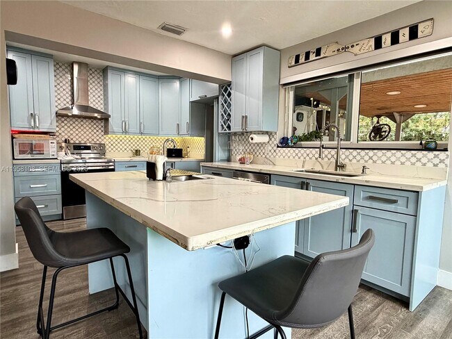 Building Photo - 3817 SW 33rd Ct