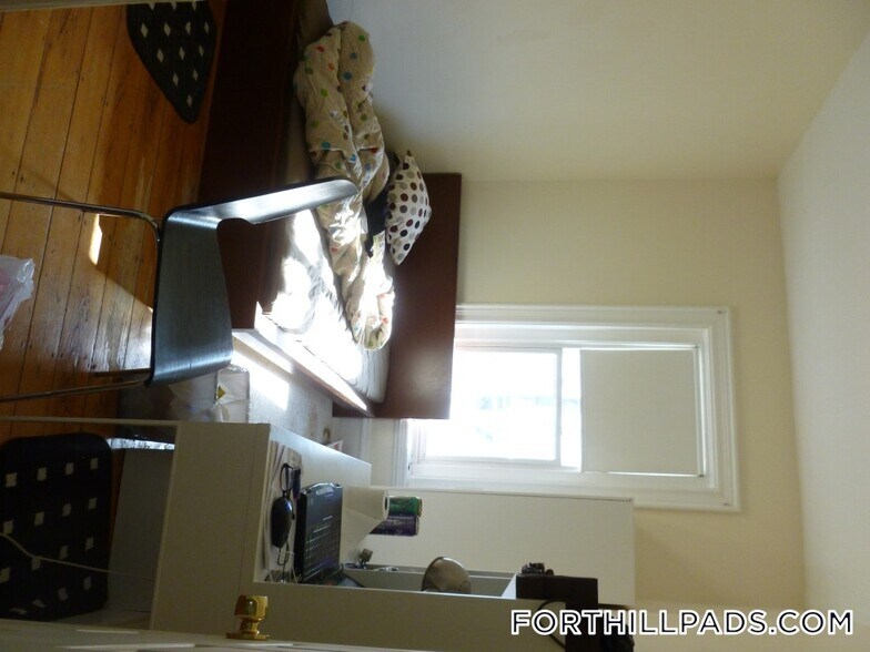 Building Photo - 227 Roxbury St