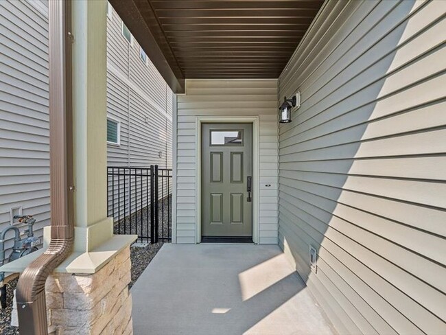 Building Photo - Must See!  Ready to move in! 4 bedroom, 2 bath home available in Verado with landscaping Included!