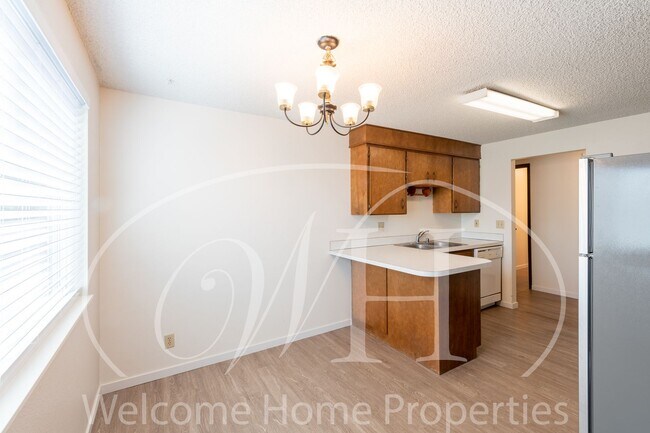 Building Photo - 2 Bedroom Duplex Apartment with Garage and...