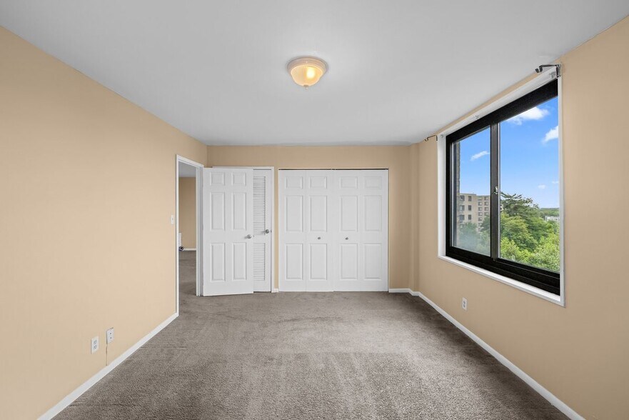 Building Photo - 3450 Toledo Terrace