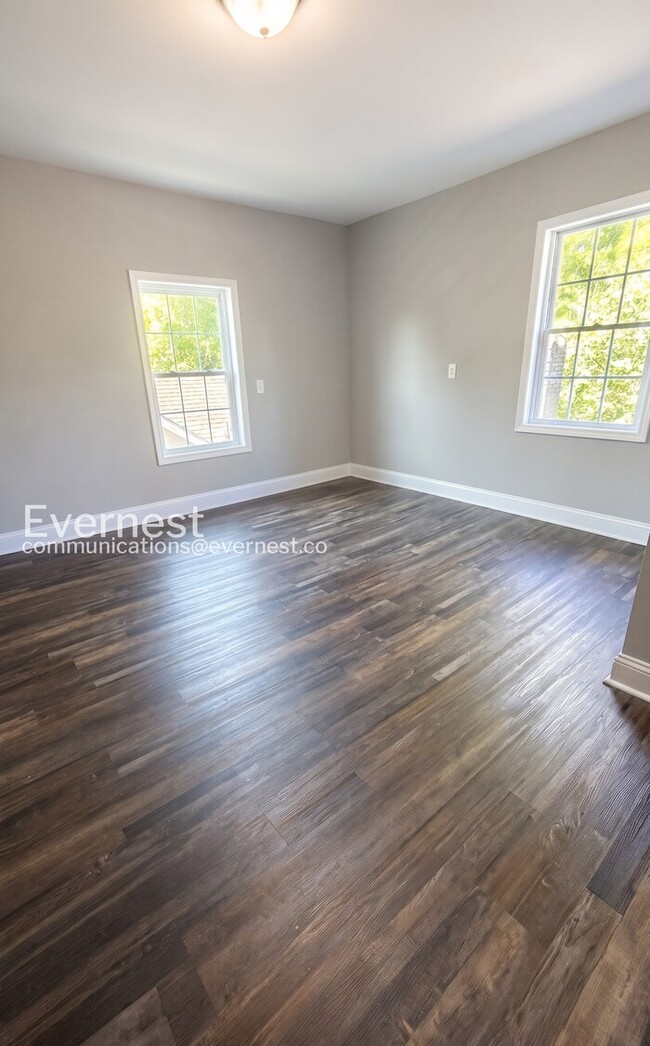 Building Photo - 2 Bed/1 Bath Condo with Modern Amenities / Vouchers Accepted / Available Now!