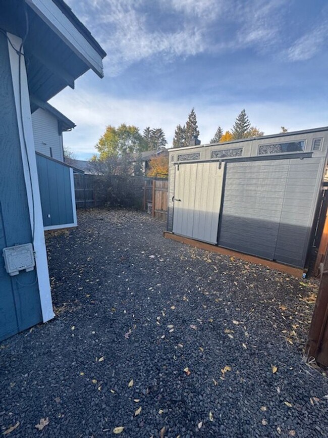 Building Photo - NW Bend Cottage! 1 pet considered!
