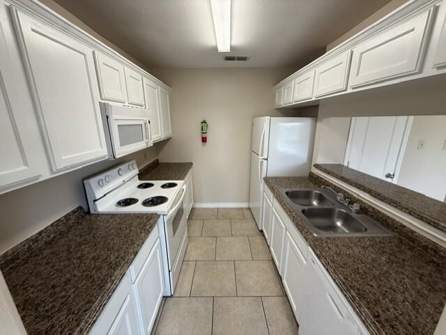 Building Photo - 2720 Camelot Dr