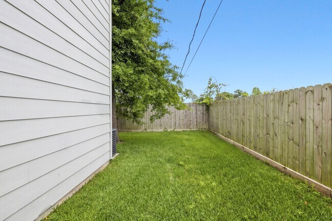 Building Photo - 1404 Mansfield St