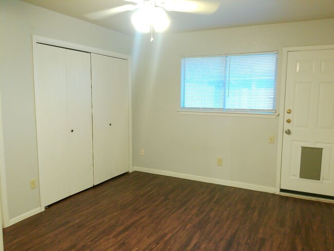 Building Photo - 6628 Hardwick Unit B - 2/Bed 1/Bath - $117...