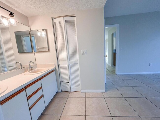 Building Photo - 1901 SW McAllister Ln