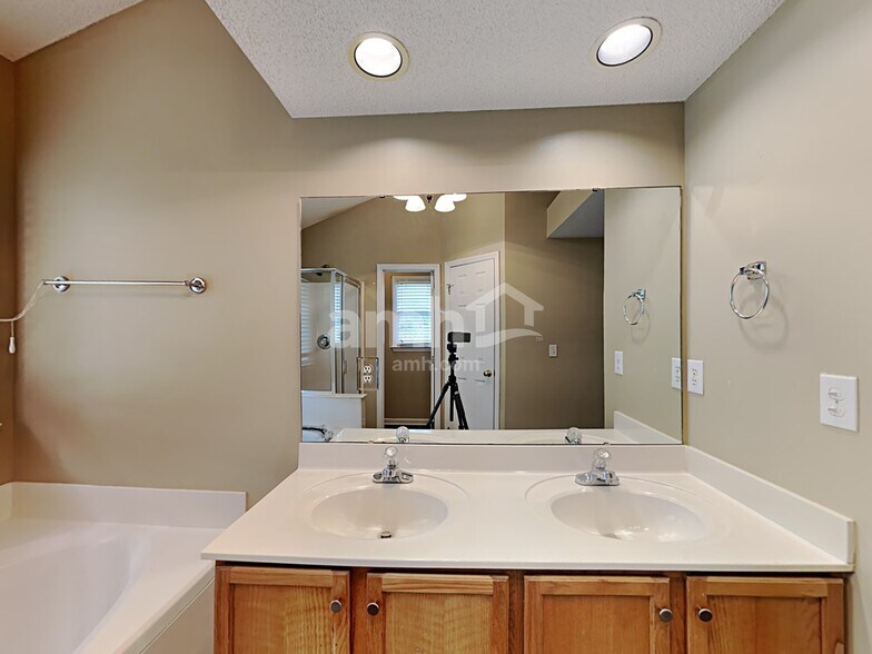 Building Photo - 2304 Water Lilly Way