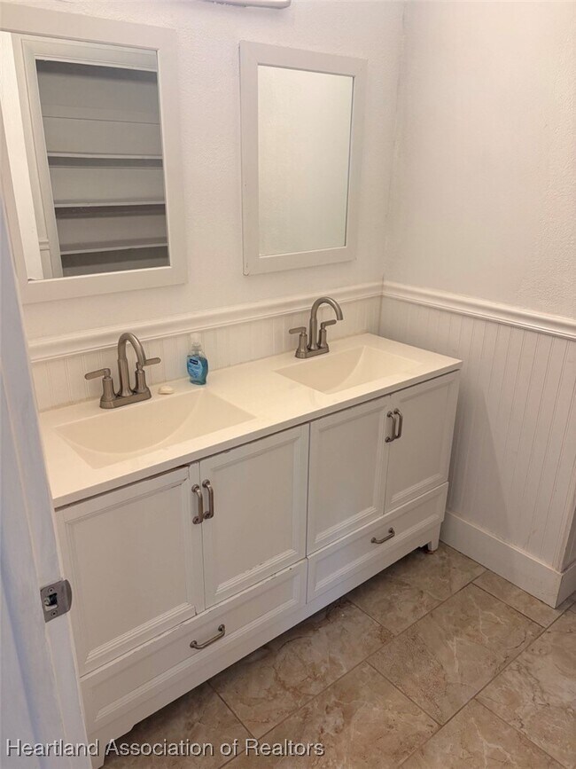 Building Photo - 4018 Lakewood Rd