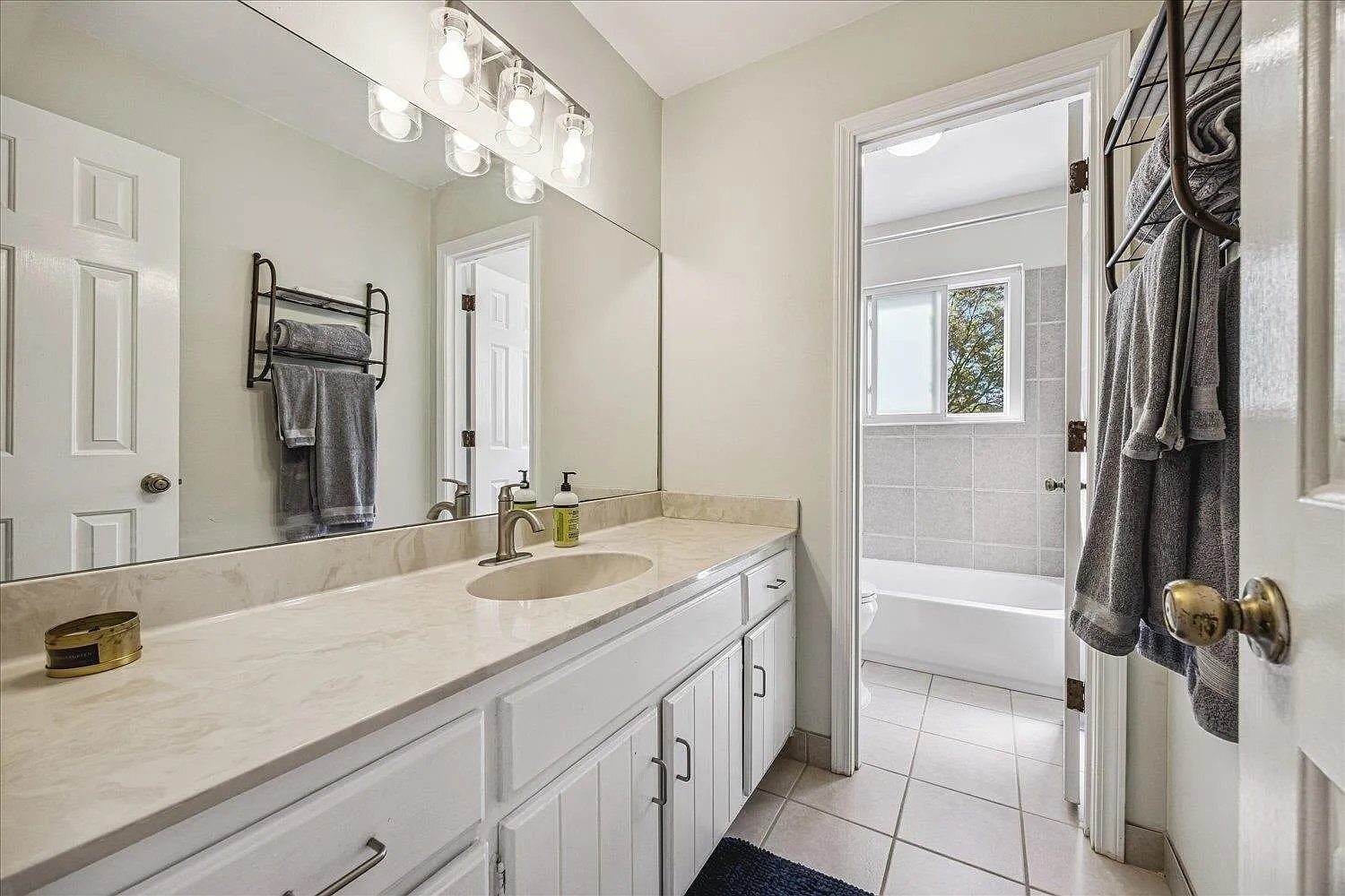 Building Photo - 8021 Brooxie Cove