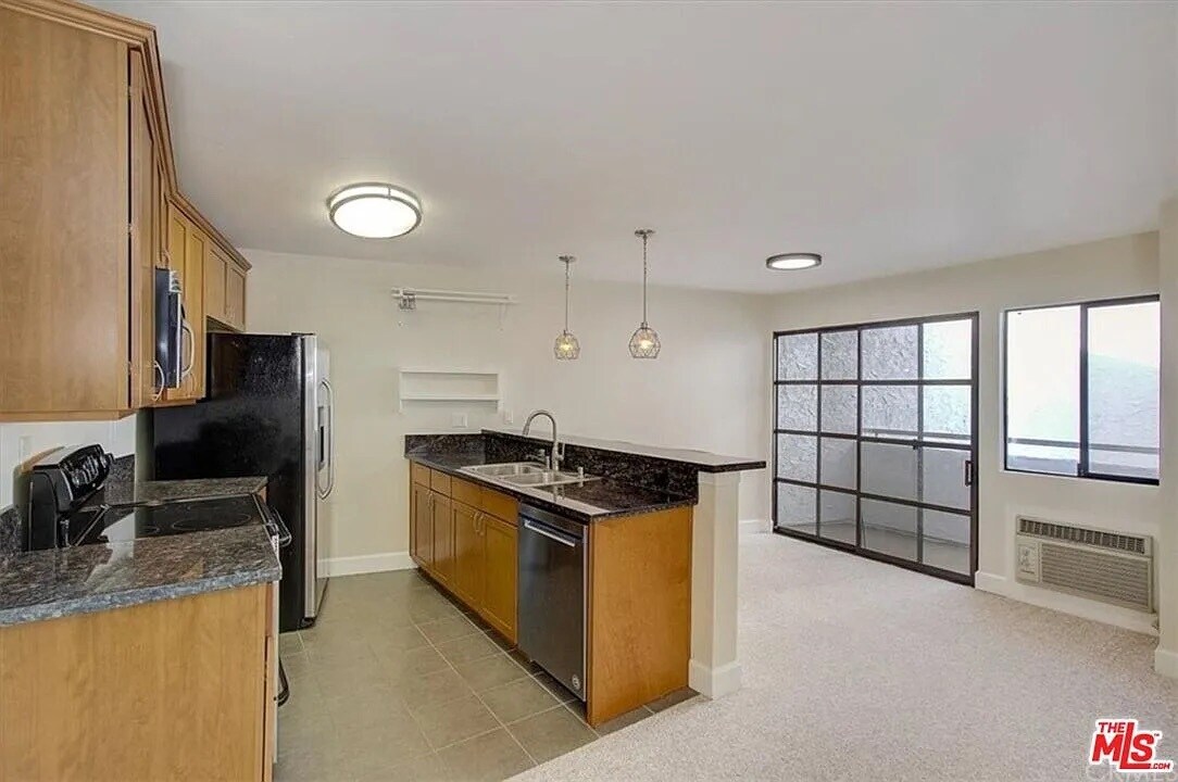 Building Photo - 10982 Roebling Ave