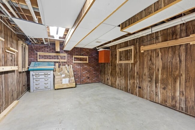 Building Photo - 8 Hampton Ct