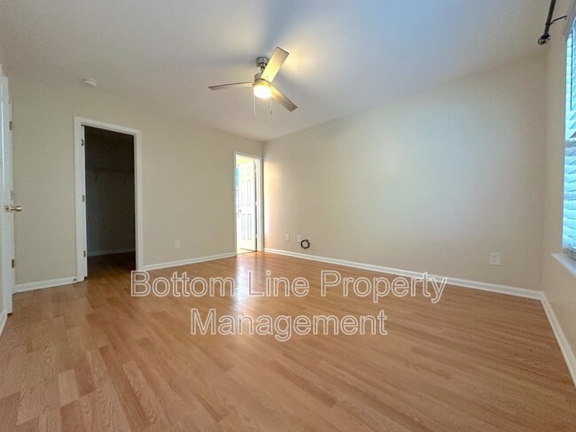 Building Photo - 3227 Lake Dr