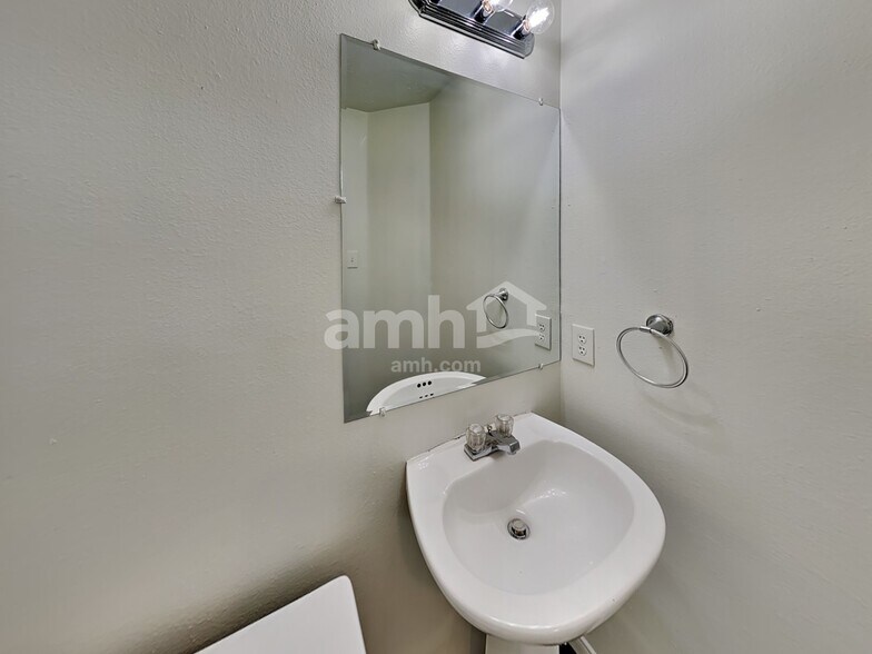 Building Photo - 9423 Eaglewood Spring Dr