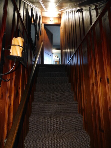 Straight stairs for easy moving - 6906 Tollgate Rd