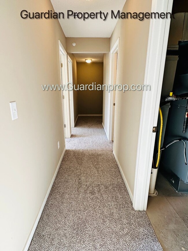 Building Photo - North Brooklyn Park Town Home, Dedicated O...