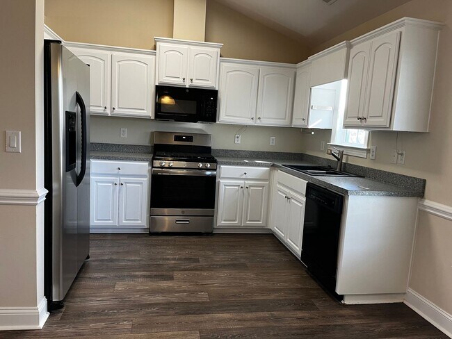 Building Photo - Don't miss this beautiful home in desirable Brice's Crossing
