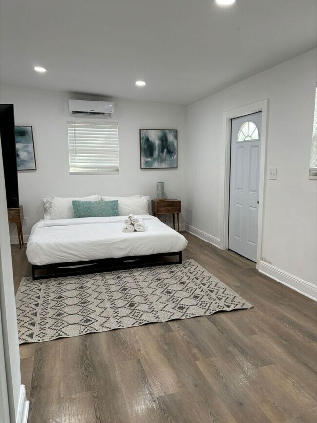 Building Photo - Beautiful Spacious Stylish near Busch Gardens at Crenshaw