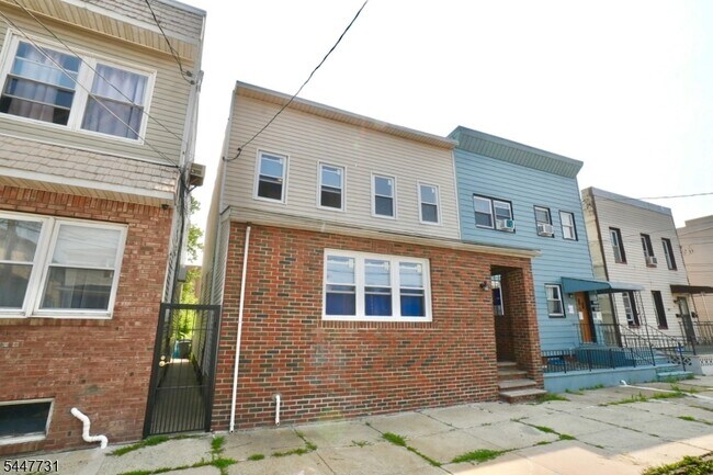 Building Photo - 210 Sandford Ave