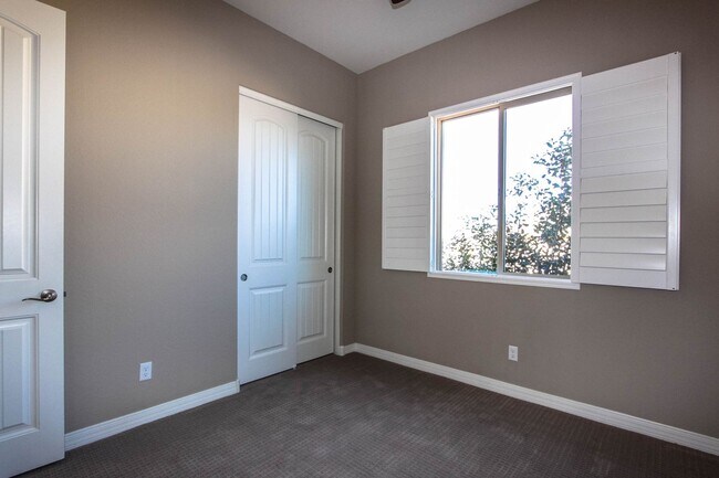 Building Photo - 4 Bedrooms in Granville