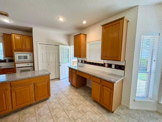 Building Photo - 2439 Shelby Park Dr