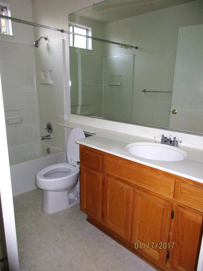 Building Photo - Lovely Home in Sought-After Neighborhood