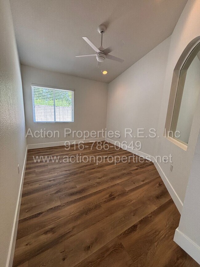 Building Photo - 6000 Buggy Whip Ln