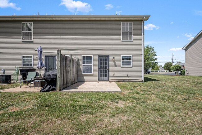 Building Photo - Hamlet Square Townhomes -2304A