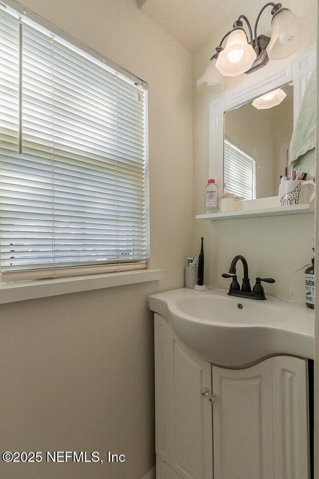 Building Photo - 214 Hopkins St