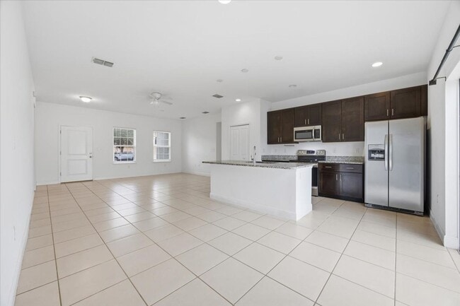 Building Photo - Stunning 4-Bedroom, 2-Bath Home in Poinciana with Modern Upgrades