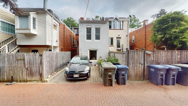 Building Photo - 1834 Ingleside Terrace NW