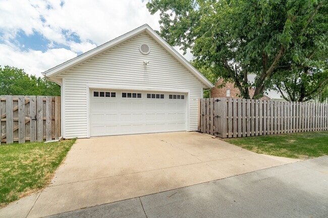 Building Photo - Fabulous & Spacious 4 Bedroom home in Har-Ber Meadows w/bonus room!