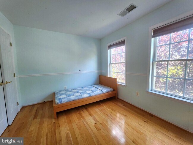 Building Photo - 917 Crestfield Dr