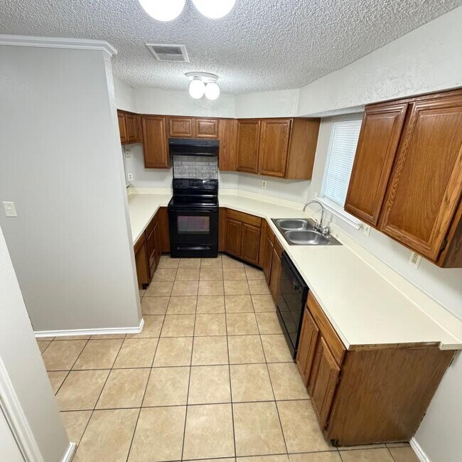 Building Photo - 2640 Glenmore Dr