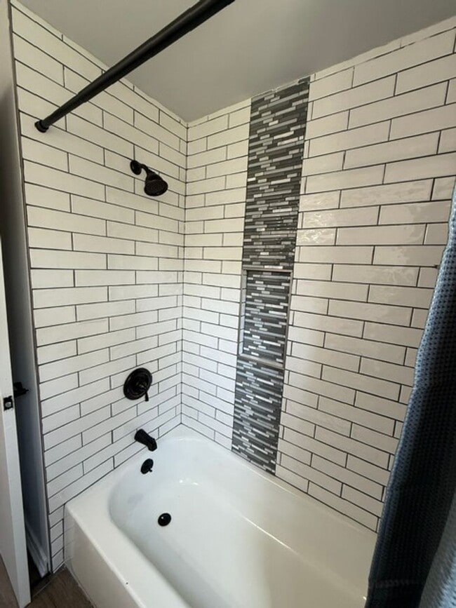 Building Photo - 2 bedroom 1.5 bathroom townhouse - Availab...