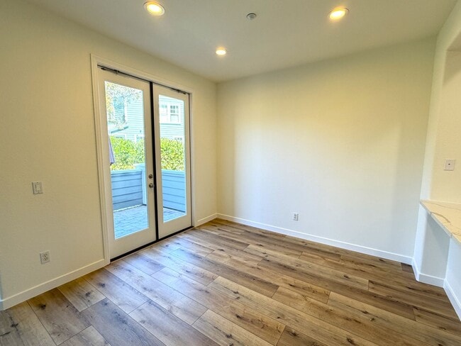 Building Photo - Gorgeous Rarely Available Bayshore Townhome- Just in Time for Summer!