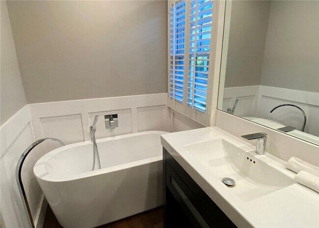 Building Photo - 349 Norumbega Dr