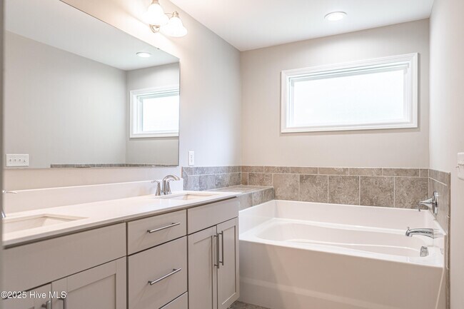 Building Photo - 412 Palisades Dr