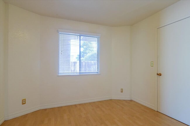 Building Photo - Great Home in Secure Complex