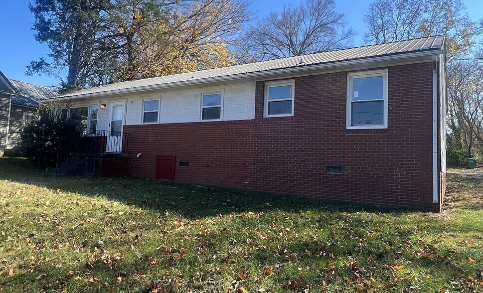 Building Photo - 323 Coltrane Ave