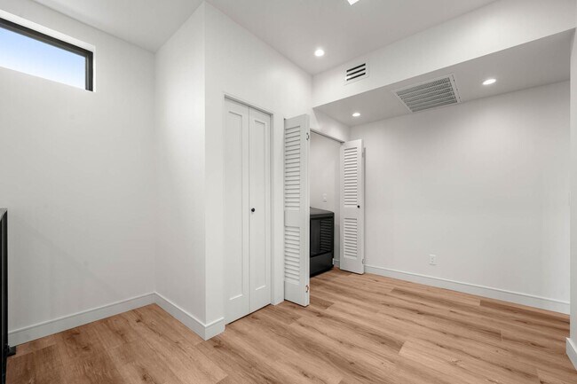 Building Photo - 1920 S Sherbourne Dr