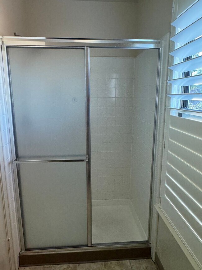 Building Photo - Roseville home with new carpet, paint, & shutters. Landscaper included!