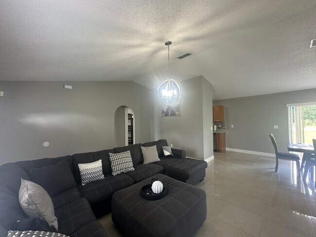 Building Photo - 37 Sawfish Ct