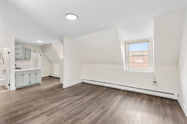 Building Photo - 676 Chestnut St