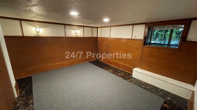 Building Photo - Spacious 1 BD | 1 BA on a Beautiful Proper...