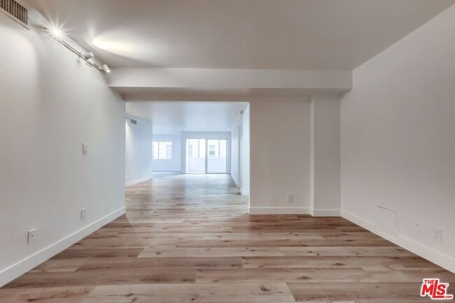 Building Photo - 435 N Oakhurst Dr