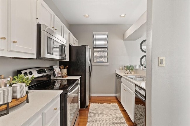 Building Photo - 611 E 45th St