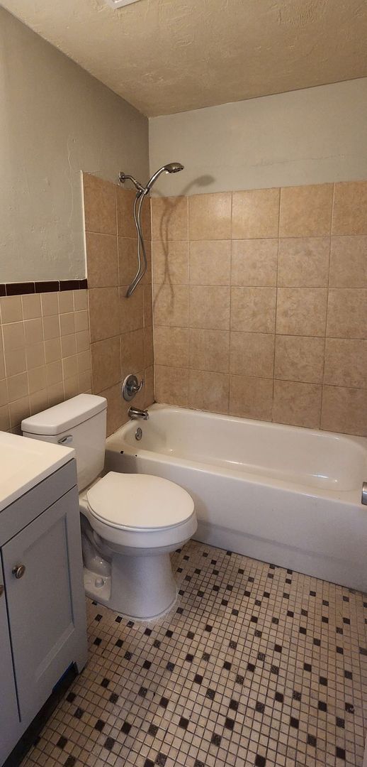 Building Photo - This beautifully updated 2-bedroom, 1 bath...